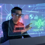 Un expert en cybersécurité manipulant une interface holographique pour débloquer un accès sécurisé.